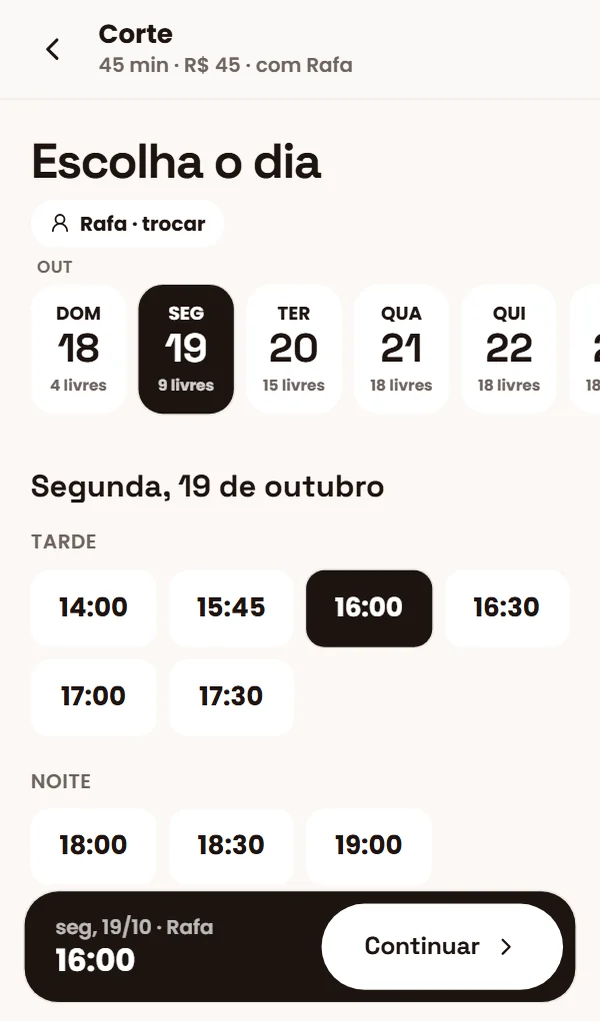Cliente escolhendo o horário pelo celular